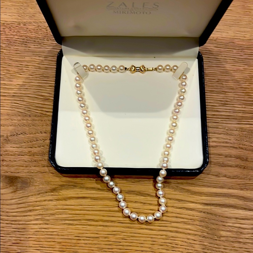Mikimoto-Style Pearl Necklace in Cream with Gold Clasp